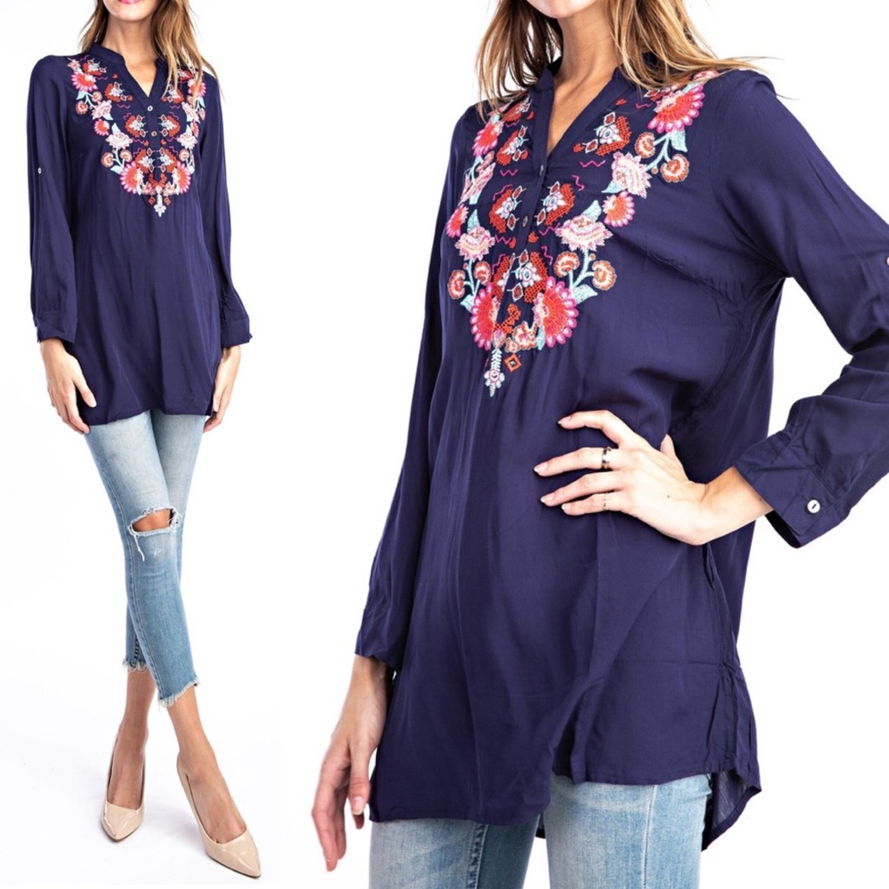 Solitaire Floral Embroidered Tunic Top NWT